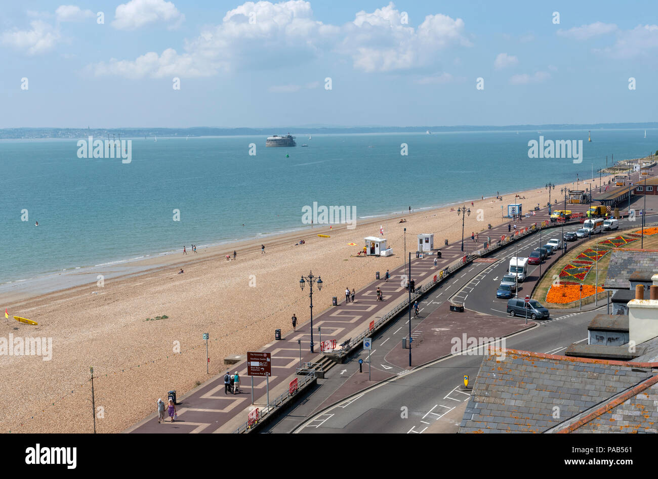 Southsea, Portsmouth, Südengland, Großbritannien eine Übersicht über die Strandpromenade auf der South Parade in Southsea mit der Isle of Wight im Hintergrund Stockfoto