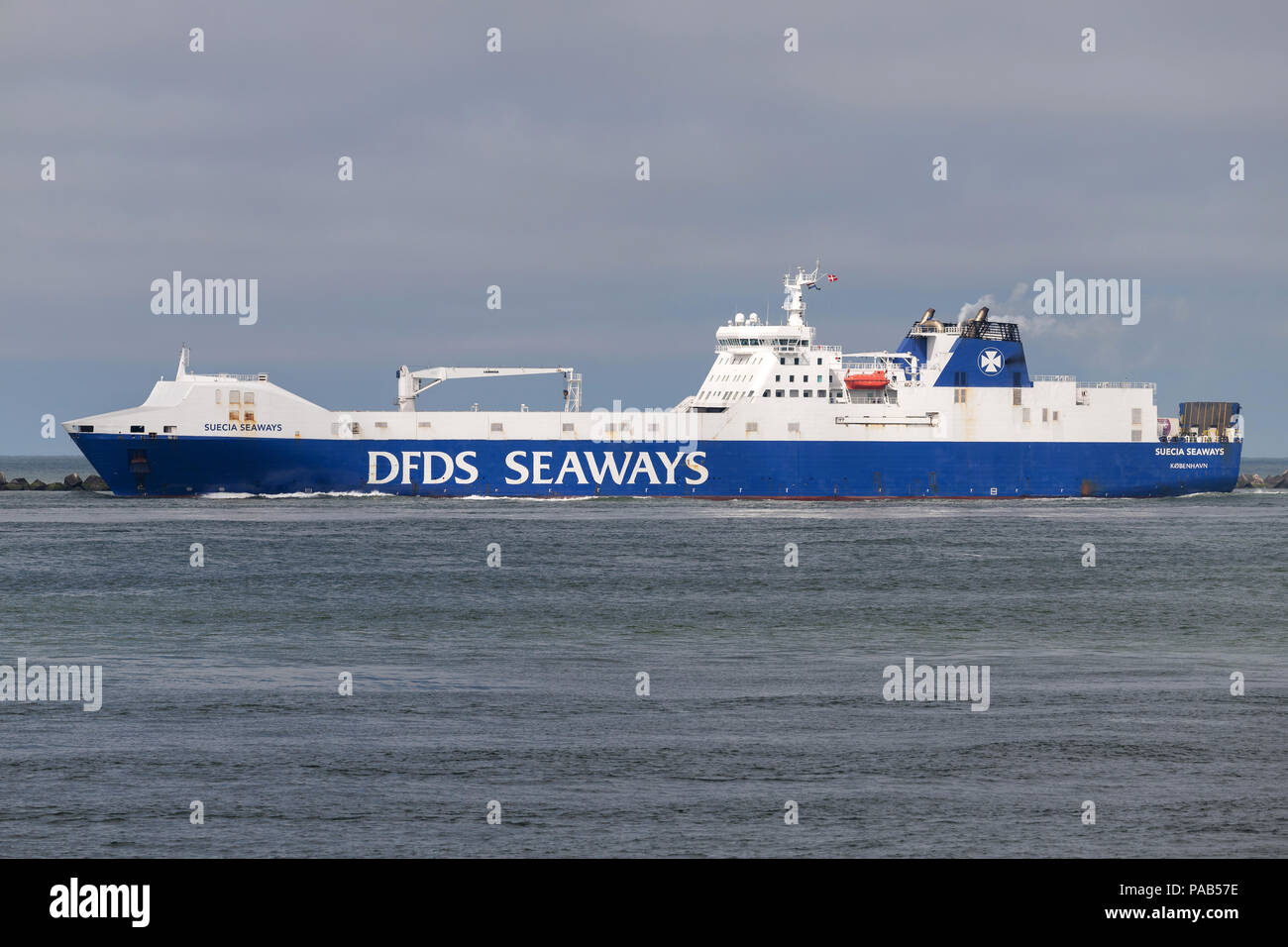 SUECIA SEAWAYS outbound Rotterdam. DFDS Seaways ist eine große dänische Reederei, die den Personen- und Güterverkehr in ganz Nordeuropa. Stockfoto