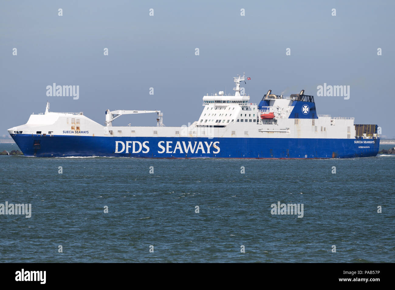 SUECIA SEAWAYS outbound Rotterdam. DFDS Seaways ist eine große dänische Reederei, die den Personen- und Güterverkehr in ganz Nordeuropa. Stockfoto