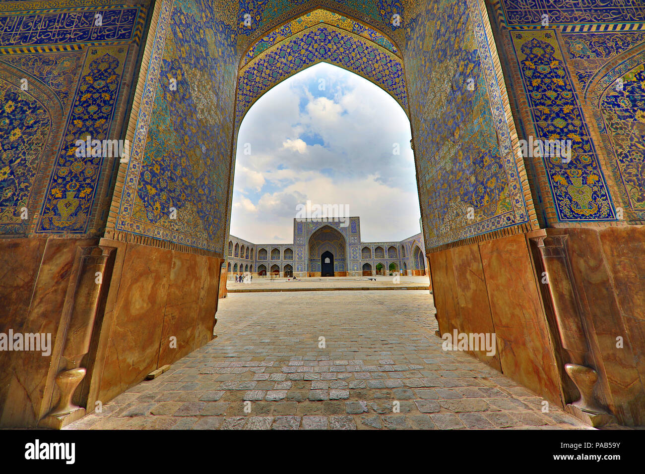 Shah Moschee auch als Imam Moschee durch monumentale Tor bekannt, in Naghshejehan Square, in Isfahan, Iran Stockfoto