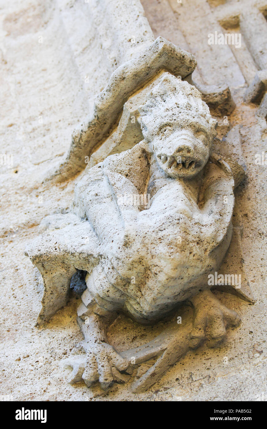 Detail Skulptur eines Drachen an der berühmten VALENCIANISCHEN Gotik Llotja de la Seda oder Seide Austausch im historischen Zentrum von Valencia, Spanien Stockfoto