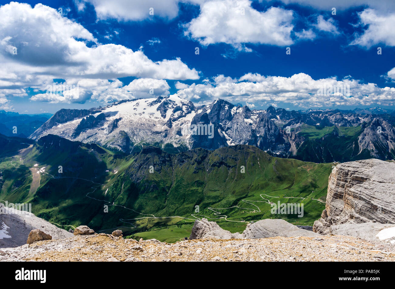 Marmolada Massiv, Dolomiti, Itay. Schöne Aussicht auf die Marmolada Gletscher und Pordoi Pass von Gruppo Sella und Piz Boe peak Stockfoto