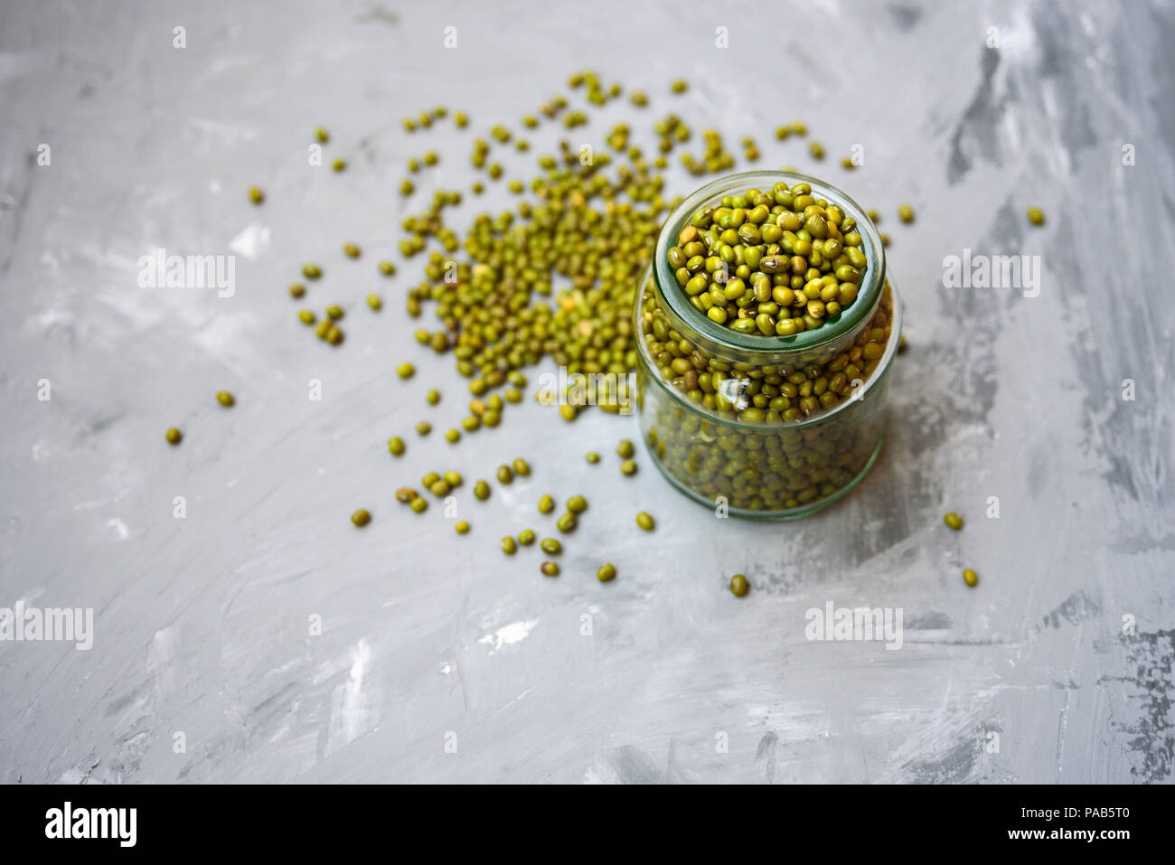 Mung Bohnen im Glas auf grauem Beton Hintergrund. Text Raum Stockfoto