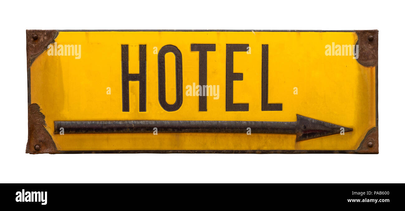 Isolierte rustikalen Rusty Straße Zeichen für ein Hotel mit Pfeil auf weißem Hintergrund Stockfoto