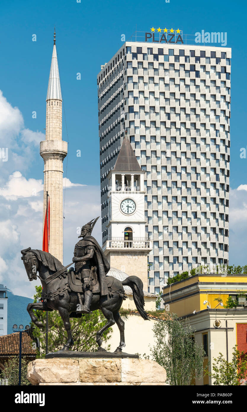 Vier der von Tirana Wahrzeichen - die Statue von skanderbeg, der Et'Hem Bey Moschee, der Clock Tower und dem Plaza Hotel von Skanderbeg Square Tirana gesehen Stockfoto