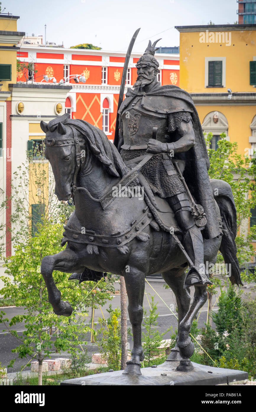 Die Statue von Skanderbeg im Zentrum von Skanderbeg Square mit den Regierungsstellen im Hintergrund, Tirana, Albanien, Stockfoto