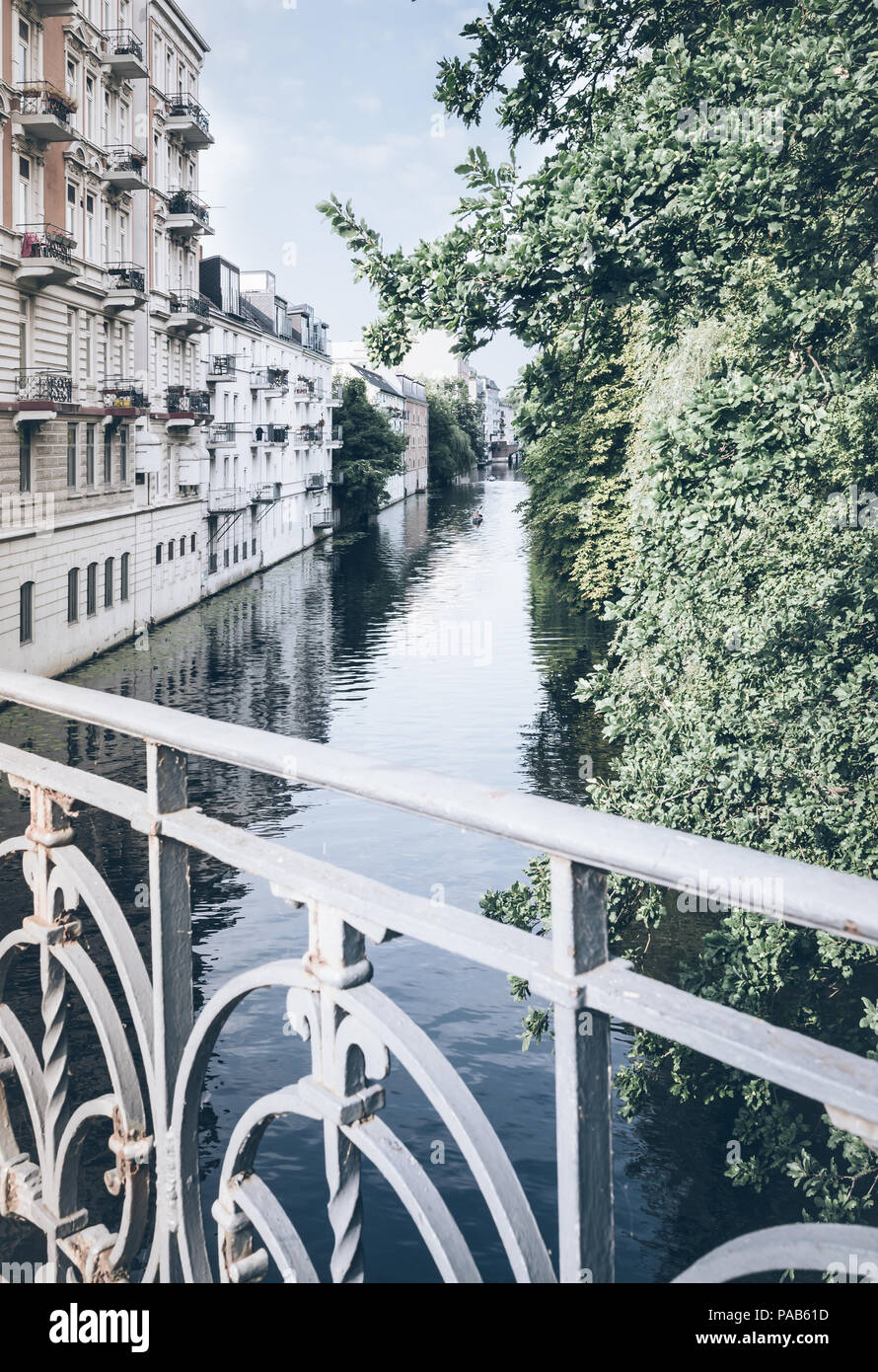 Kanal in Hamburg, Deutschland, an sonnigen Sommertagen Stockfoto