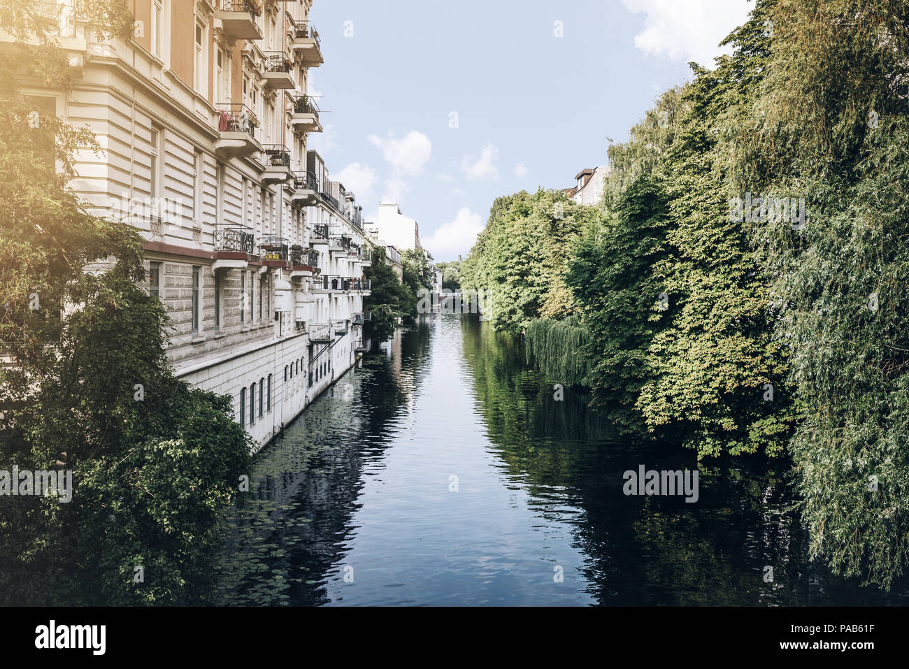 Kanal in Hamburg, Deutschland, an sonnigen Sommertagen Stockfoto