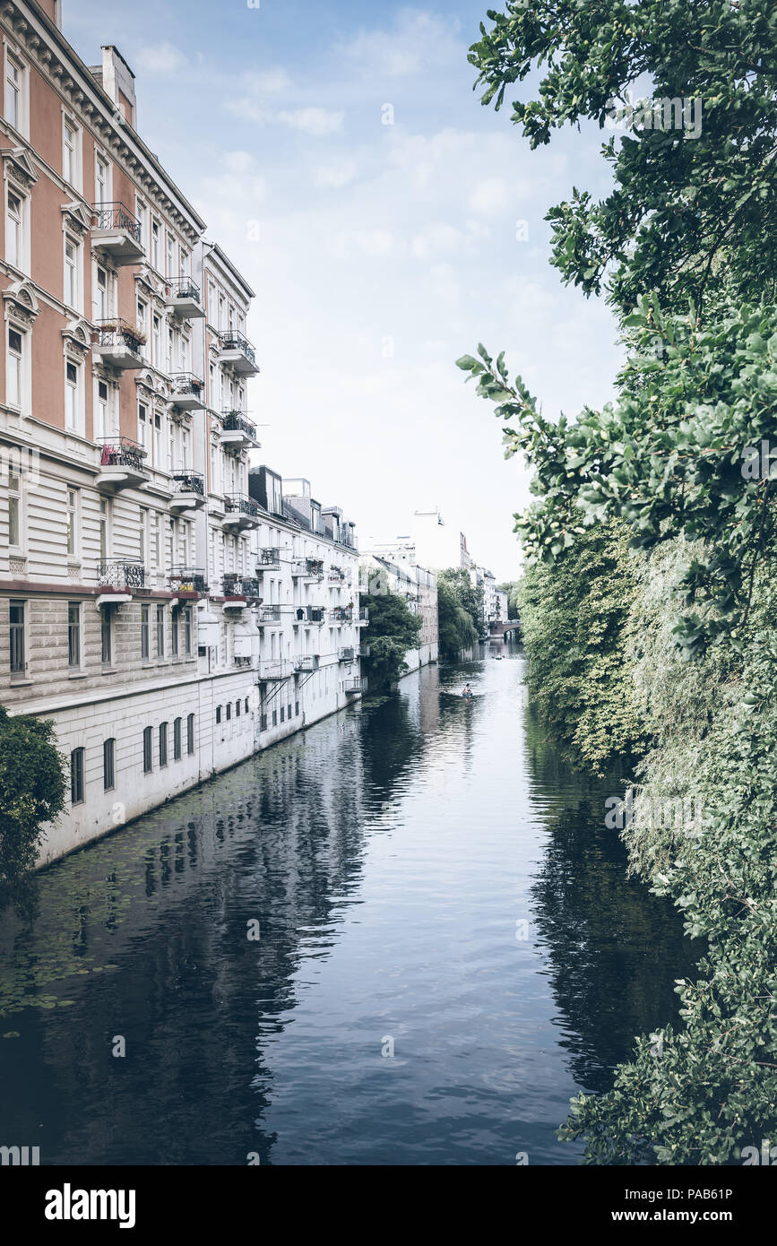 Kanal im Wohnquartier in Hamburg, Deutschland, an sonnigen Sommertagen Stockfoto