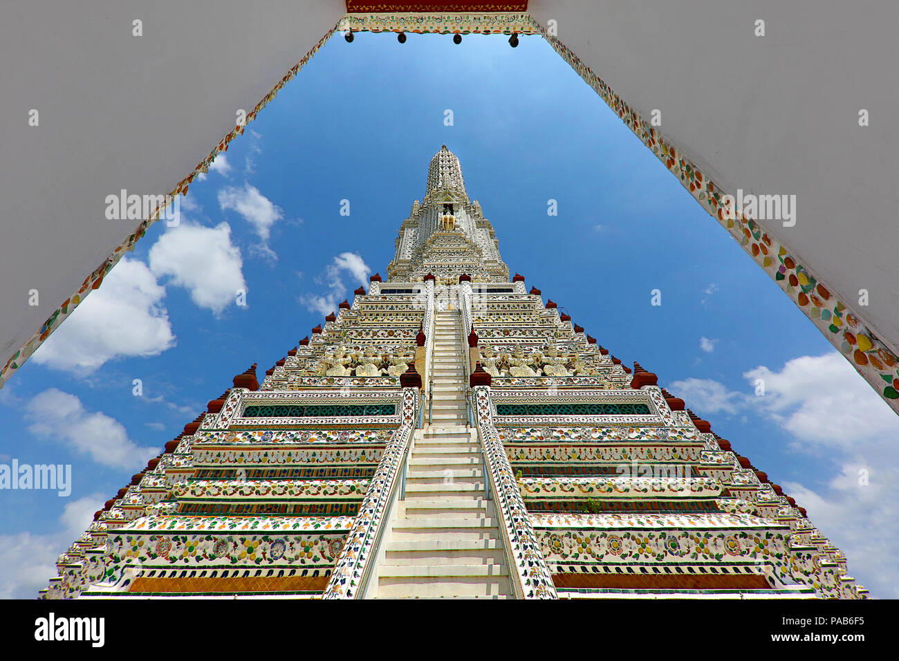 Ausblick auf Wat Arun Tempel durch das Tor im Inneren, in Bangkok, Thailand. Stockfoto