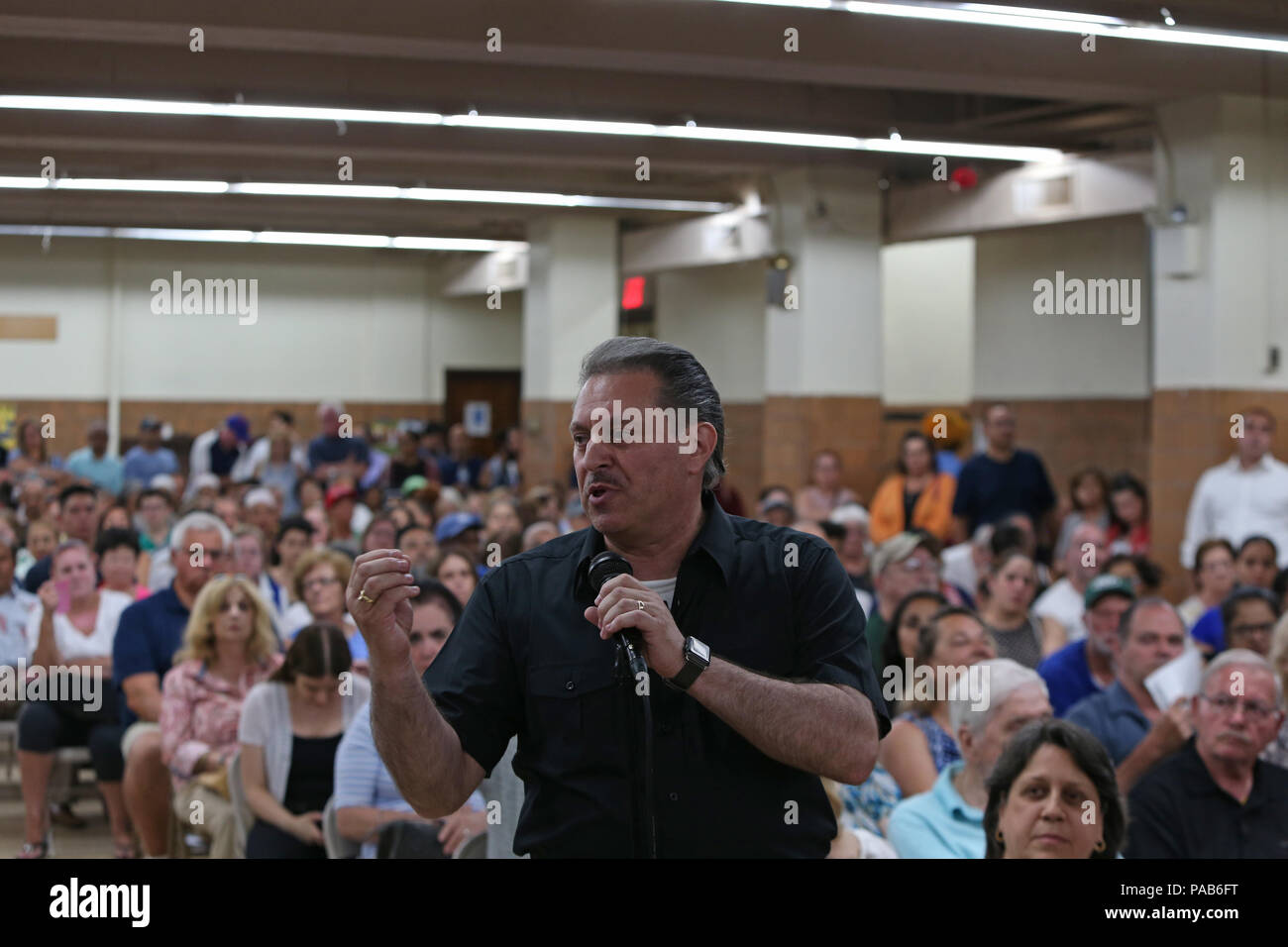 New York City, USA. 19. Juli 2018. Ozon Park Bewohner Block Association Präsident Sam Esposito spricht sich gegen geplante DHS Tierheim. Ozon Park, Queens Bewohner versammelt in der Geburt der seligen Jungfrau NYC Abteilung der heimatlosen Service Personal über den Plan der Abteilung eine Notunterkunft für 113 psychisch Kranke obdachlose Männer in stillgelegten Gebäude der Kirche in ihrer Nachbarschaft zu erlassen zu konfrontieren. Bewohner behaupten Rathaus ohne Warnung oder Eingabe von jedermann in der Ozonschicht Park Gemeinschaft gehandelt. Credit: Andy Katz/Pacific Press/Alamy leben Nachrichten Stockfoto