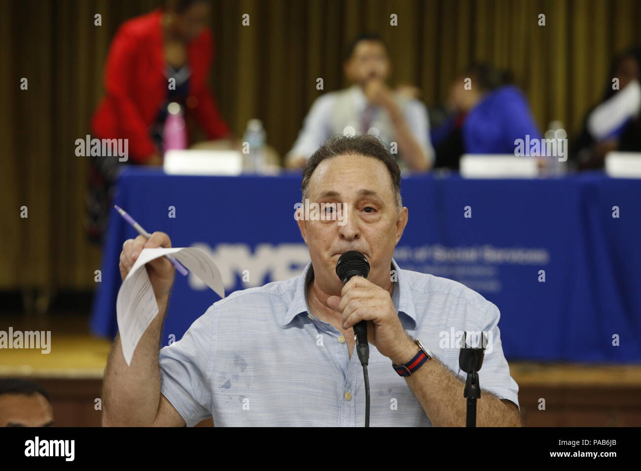 New York City, USA. 19. Juli 2018. Ozon Park Residents Association Präsident Sam Esposito bei der Anhörung Anfang spricht. Ozon Park, Queens Bewohner versammelt in der Geburt der seligen Jungfrau NYC Abteilung der heimatlosen Service Personal über den Plan der Abteilung eine Notunterkunft für 113 psychisch Kranke obdachlose Männer in stillgelegten Gebäude der Kirche in ihrer Nachbarschaft zu erlassen zu konfrontieren. Bewohner behaupten Rathaus ohne Warnung oder Eingabe von jedermann in der Ozonschicht Park Gemeinschaft gehandelt. Credit: Andy Katz/Pacific Press/Alamy leben Nachrichten Stockfoto