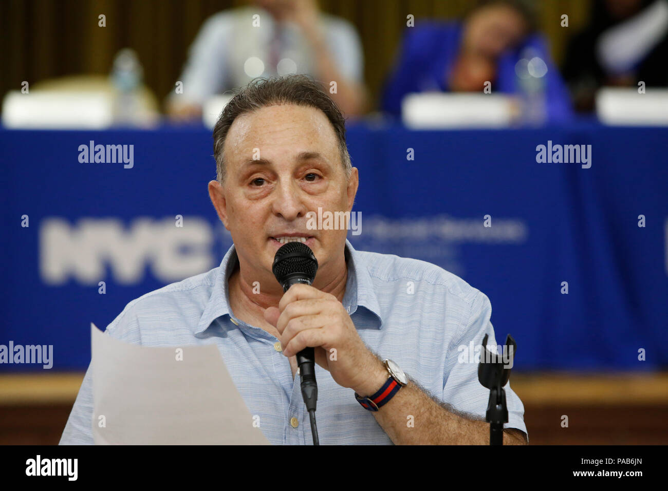 New York City, USA. 19. Juli 2018. Ozon Park Residents Association Präsident Sam Esposito spricht sich gegen geplante DHS Tierheim. Ozon Park, Queens Bewohner versammelt in der Geburt der seligen Jungfrau NYC Abteilung der heimatlosen Service Personal über den Plan der Abteilung eine Notunterkunft für 113 psychisch Kranke obdachlose Männer in stillgelegten Gebäude der Kirche in ihrer Nachbarschaft zu erlassen zu konfrontieren. Bewohner behaupten Rathaus ohne Warnung oder Eingabe von jedermann in der Ozonschicht Park Gemeinschaft gehandelt. Credit: Andy Katz/Pacific Press/Alamy leben Nachrichten Stockfoto