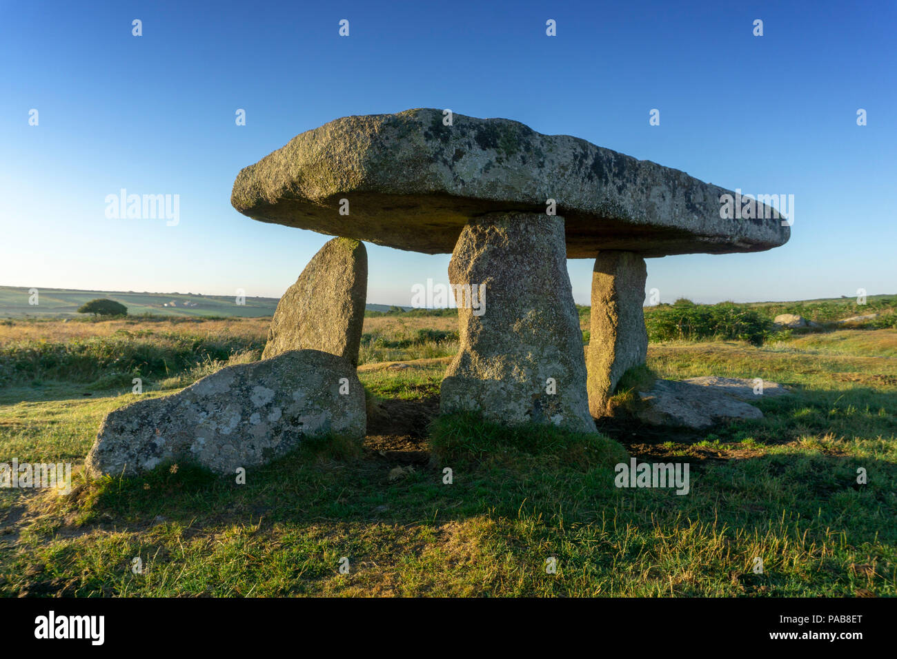 Lanyon Quoit ist ein Dolmen in Cornwall, England, Vereinigtes Königreich, 2 km südöstlich von Morvah. Er brach in einem Sturm 1815 und wurde wieder 9 Jahre errichtet. Stockfoto