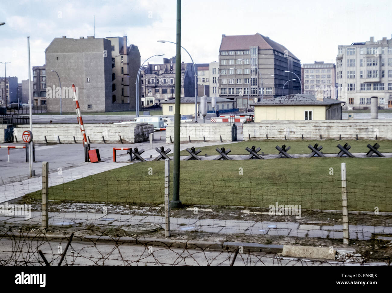 Checkpoint am Potsdamer Platz mit Blick auf Ost- und West-Berlin geteilt durch die Berliner Mauer mit tschechischen Igelbarrieren, Berlin, Deutschland in den 1960er Jahren Stockfoto