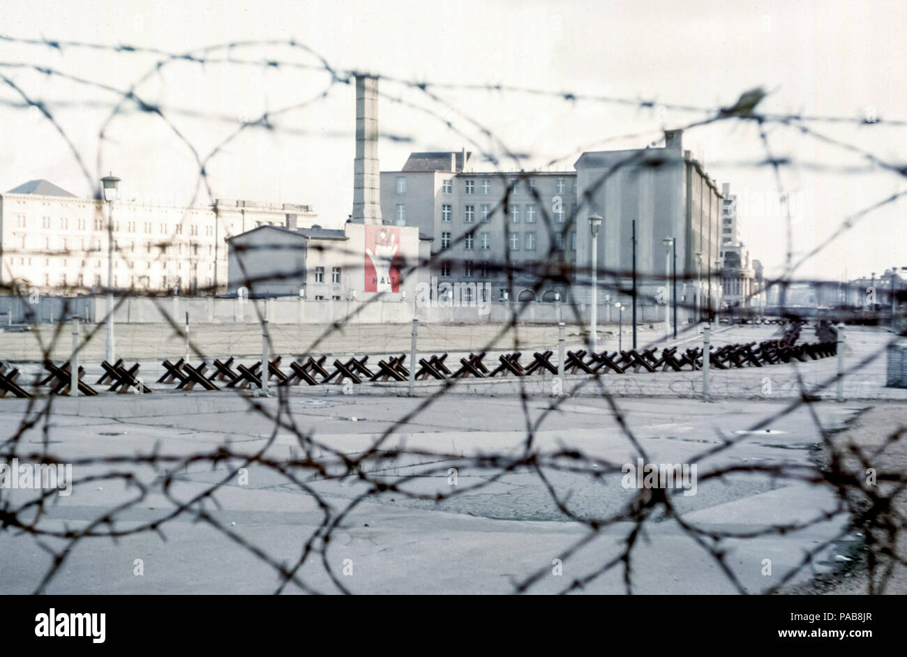 Blick durch Stacheldraht der Berliner Mauer hinein schauen Ost-Berlin am Potsdamer Platz mit tschechischen Igelbarrieren Die 1960er Jahre Stockfoto
