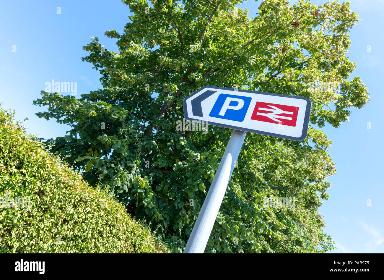 Schild An Einer Stange Die Sowohl Die Lage Der Parkplatze Und Ein Bahnhof In Lytham Lancashire Stockfotografie Alamy