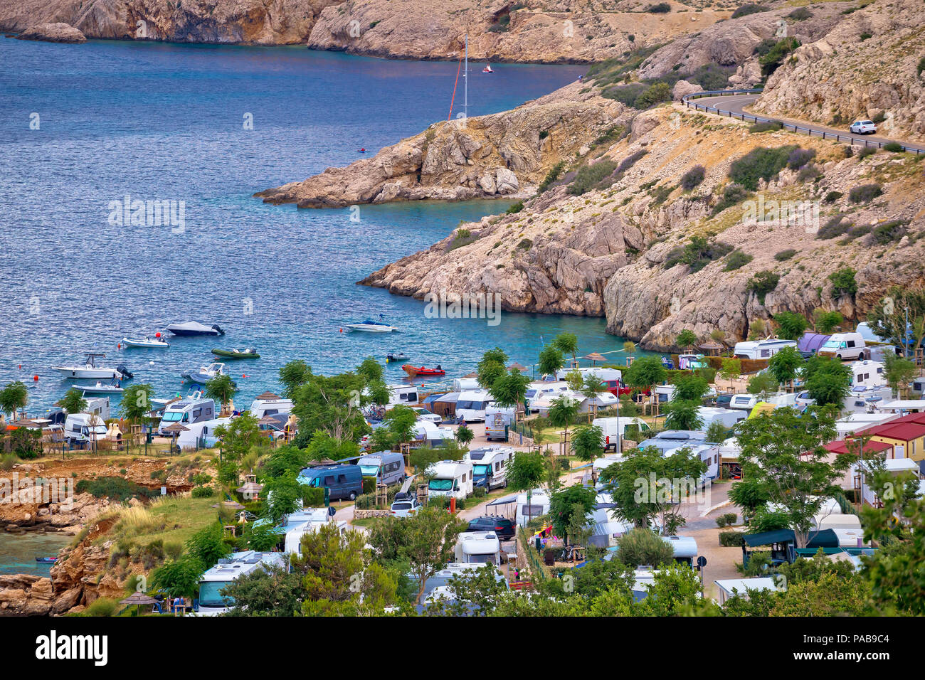 Camping am Meer auf Klippen, Stara Baska Insel Krk Reiseziel in Kroatien  Stockfotografie - Alamy