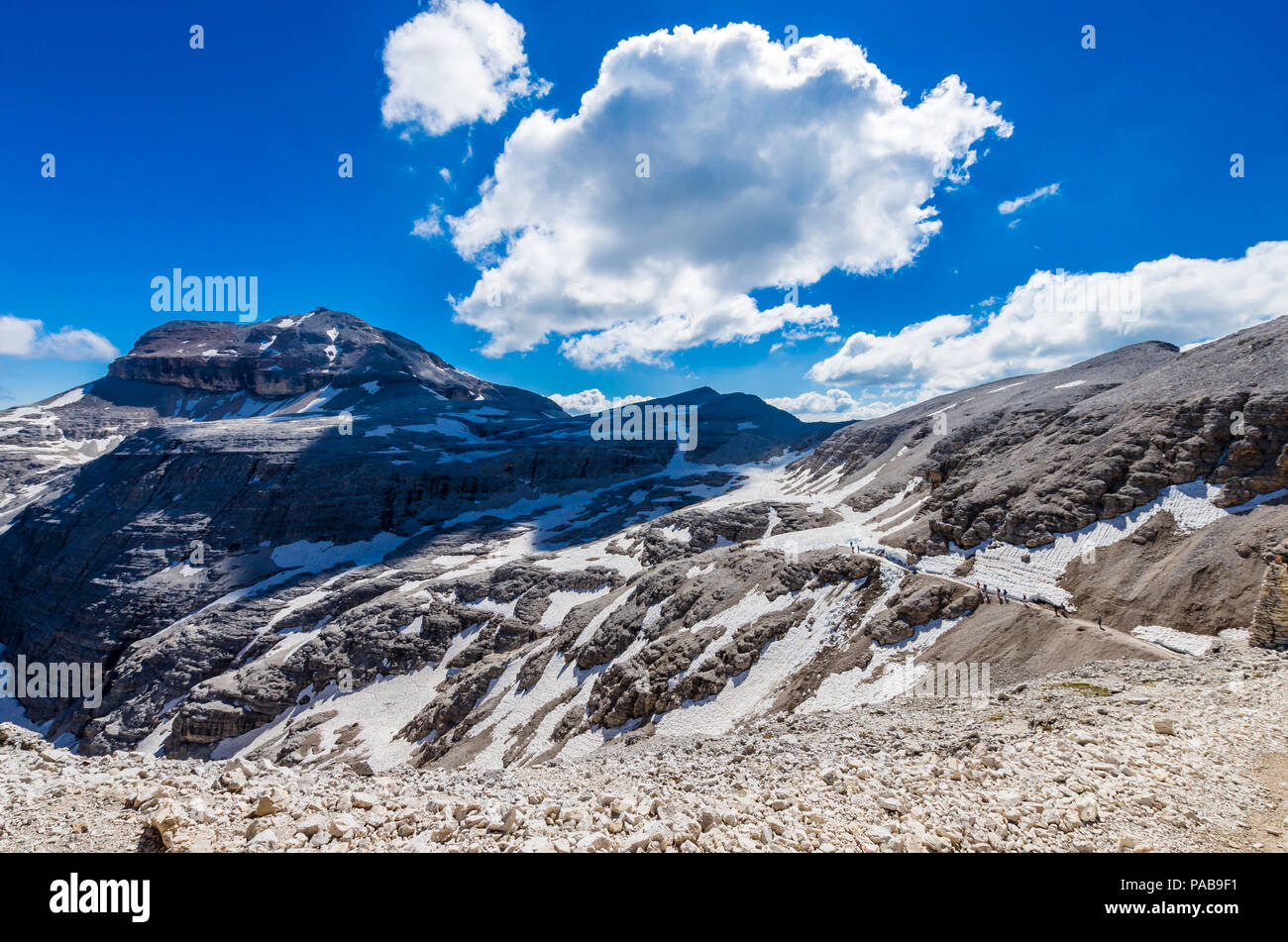 Piz Boe Peak, 3152 m, in Sella Massiv, Dolomiti, Italien. Blick auf die felsige Landschaft vom Wanderweg. Stockfoto