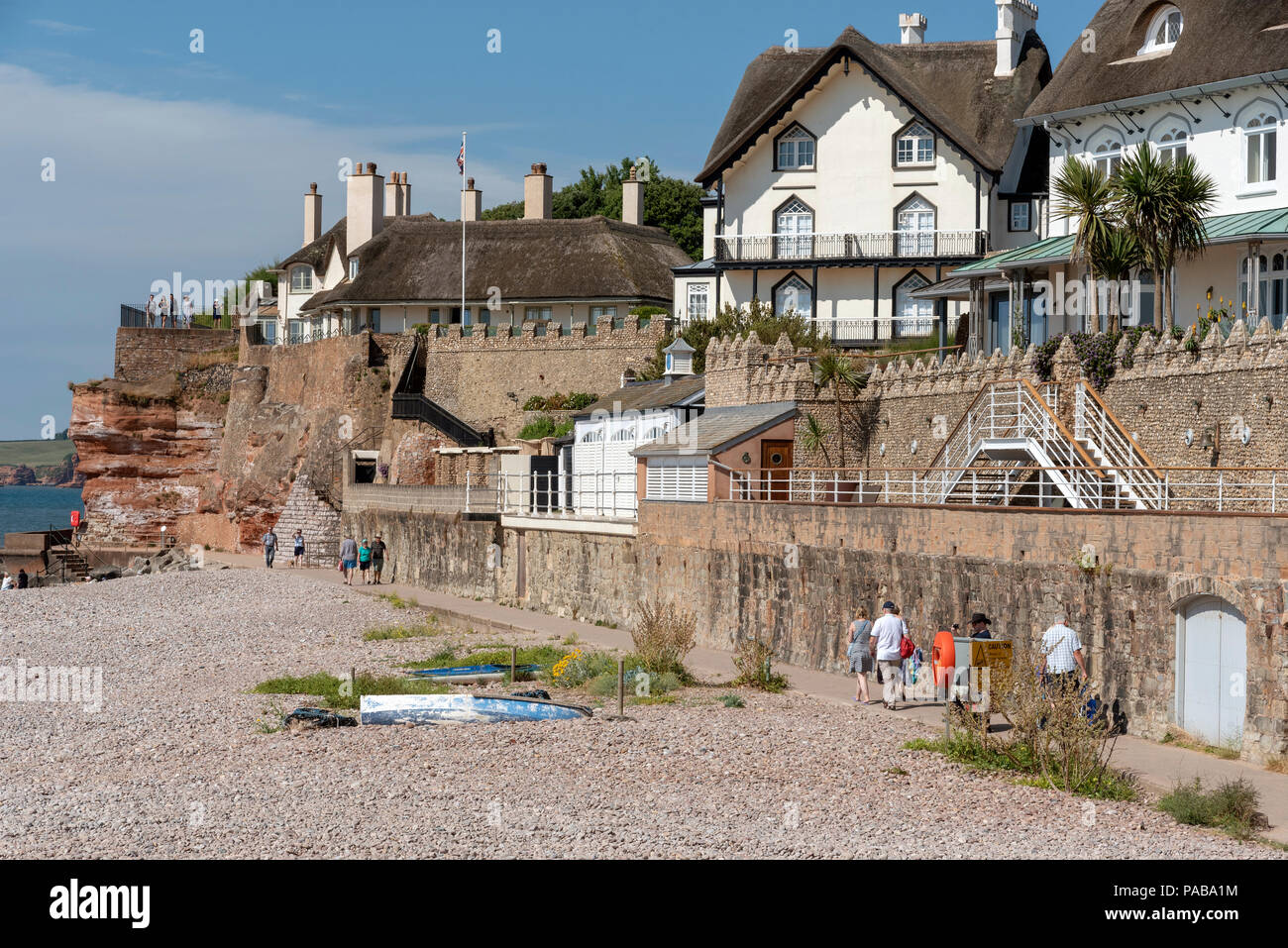 Sidmouth ein Badeort in der East Devon, England UK. Touristen zu Fuß die Clifton Laufsteg auf der Esplanade. Stockfoto