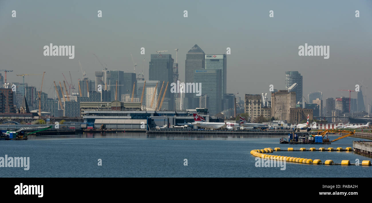 King George V Dock und London City Flughafen mit den Türmen der Finanz- und Bankenviertel Canary Wharf und die O2 im Hintergrund Stockfoto
