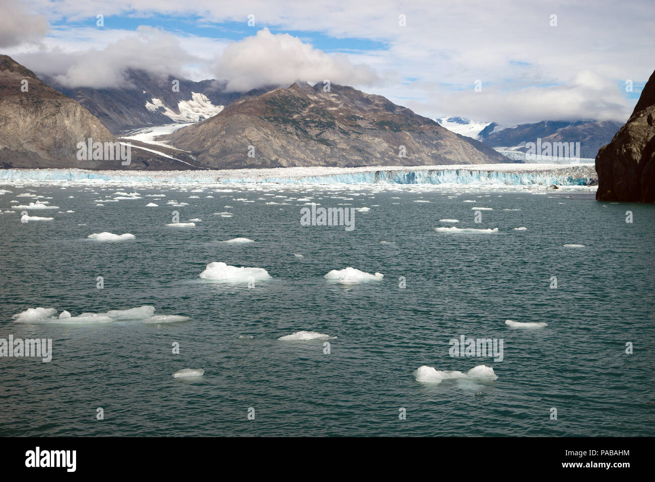 Ein Gletscher Eis fließt in den Pazifischen Ozean im nördlichen Gebiet der Vereinigten Staaten von Alaska Stockfoto