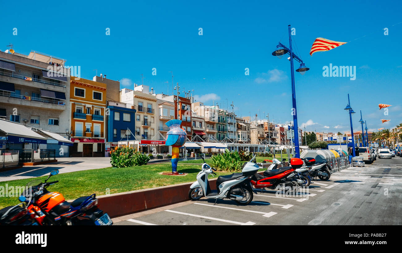 Tarragona, Spanien - 11. Juli 2018: Die Bars und Restaurants an der Moll de Pescadors meer Straße in der Nähe von Tarragona port Stockfoto