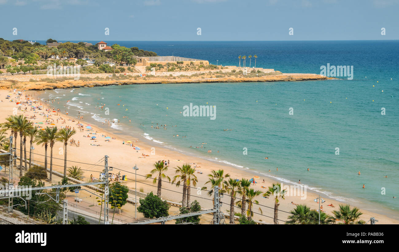 Nicht identifizierbare Sonnenanbeter im Miracle Beach in Tarragona, Spanien auf der idyllischen Costa Daurada Sinne Golden Coast in Katalanisch Stockfoto