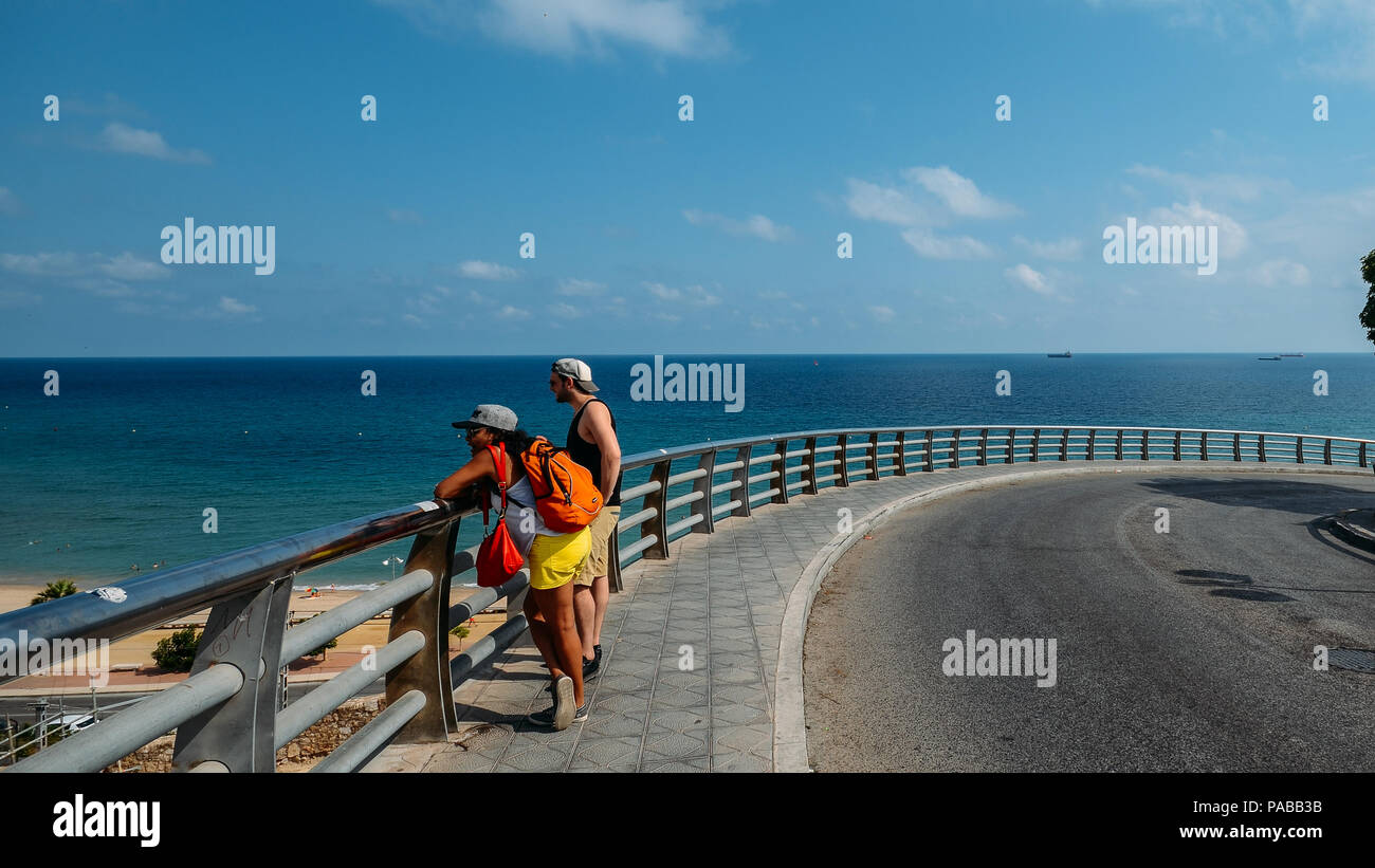 Tarragona, Spanien - 11. Juli 2018: Touristen mit Blick auf die unberührte Costa Daurada bei der Estragon mediterrane Balkon Stockfoto