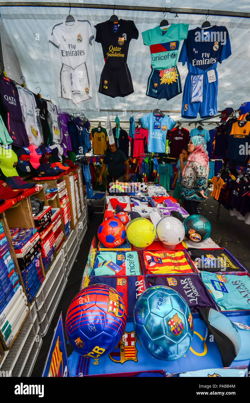 Tarragona, Spanien - 12. Juli 2018: Street Market Auslass an der Rambla Nova in Tarragona verkaufen Fußball waren einschließlich Barcelona Football Club jers Stockfoto