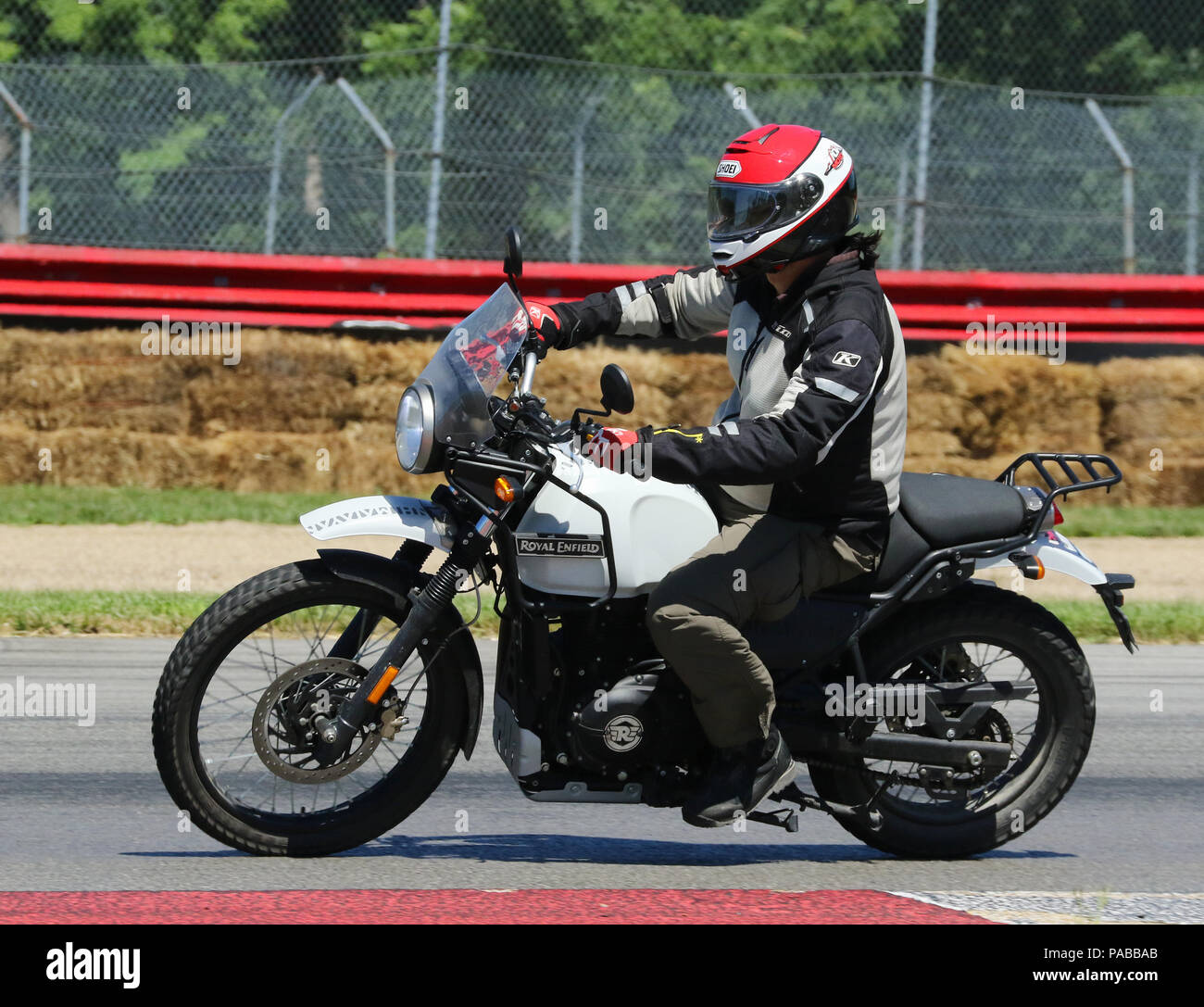 Royal Enfield Motorrad mit Logos einschließlich Royal Enfield, Shoei. American Motorcycle Association Oldtimer Motorrad Tage 2018 Veranstaltung. Motorrad rac Stockfoto