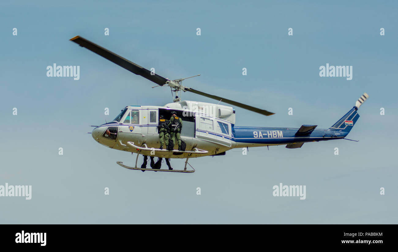 Die kroatische Polizei Hubschrauber ab 212 Stockfoto