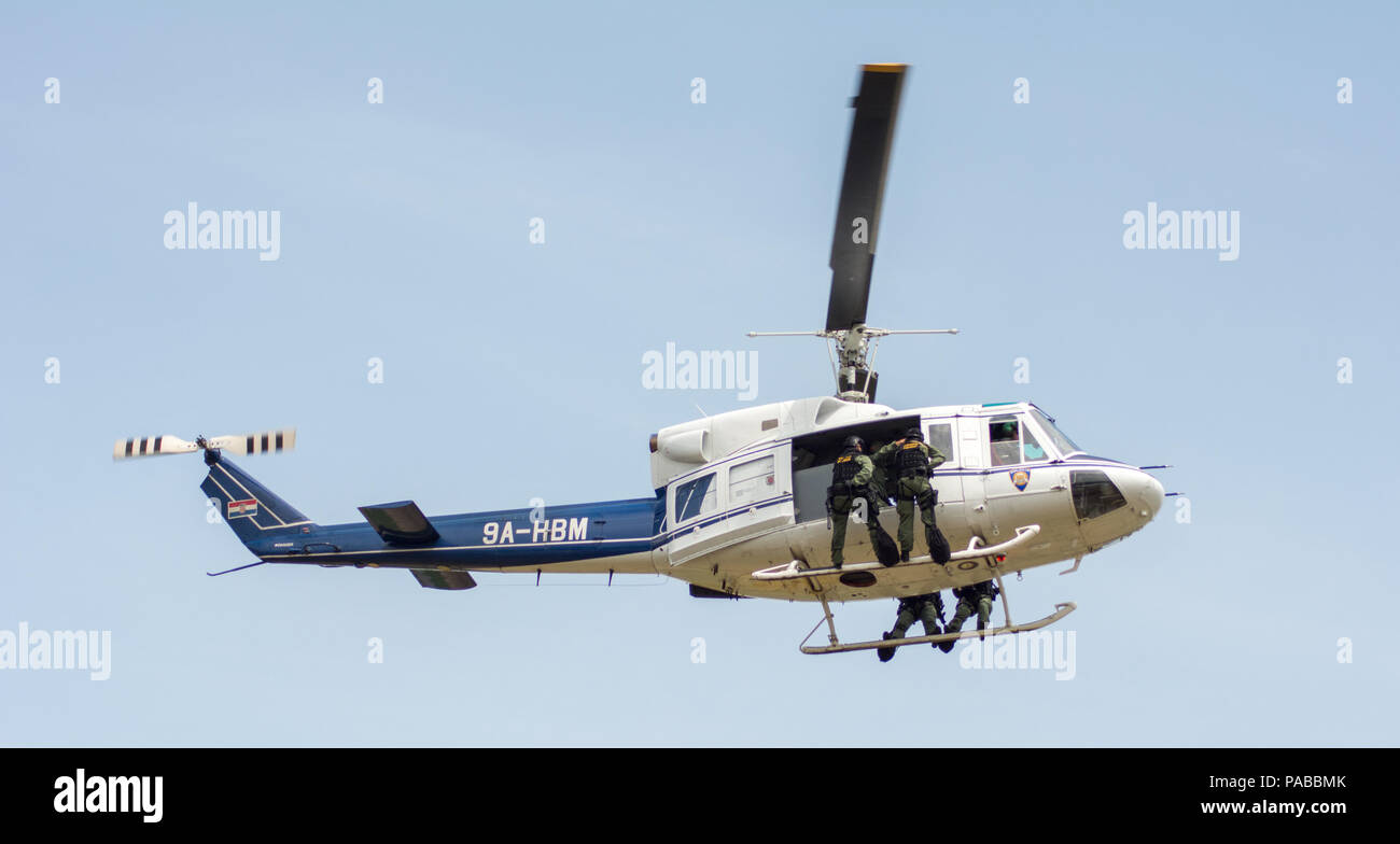 Die kroatische Polizei Hubschrauber ab 212 Stockfoto