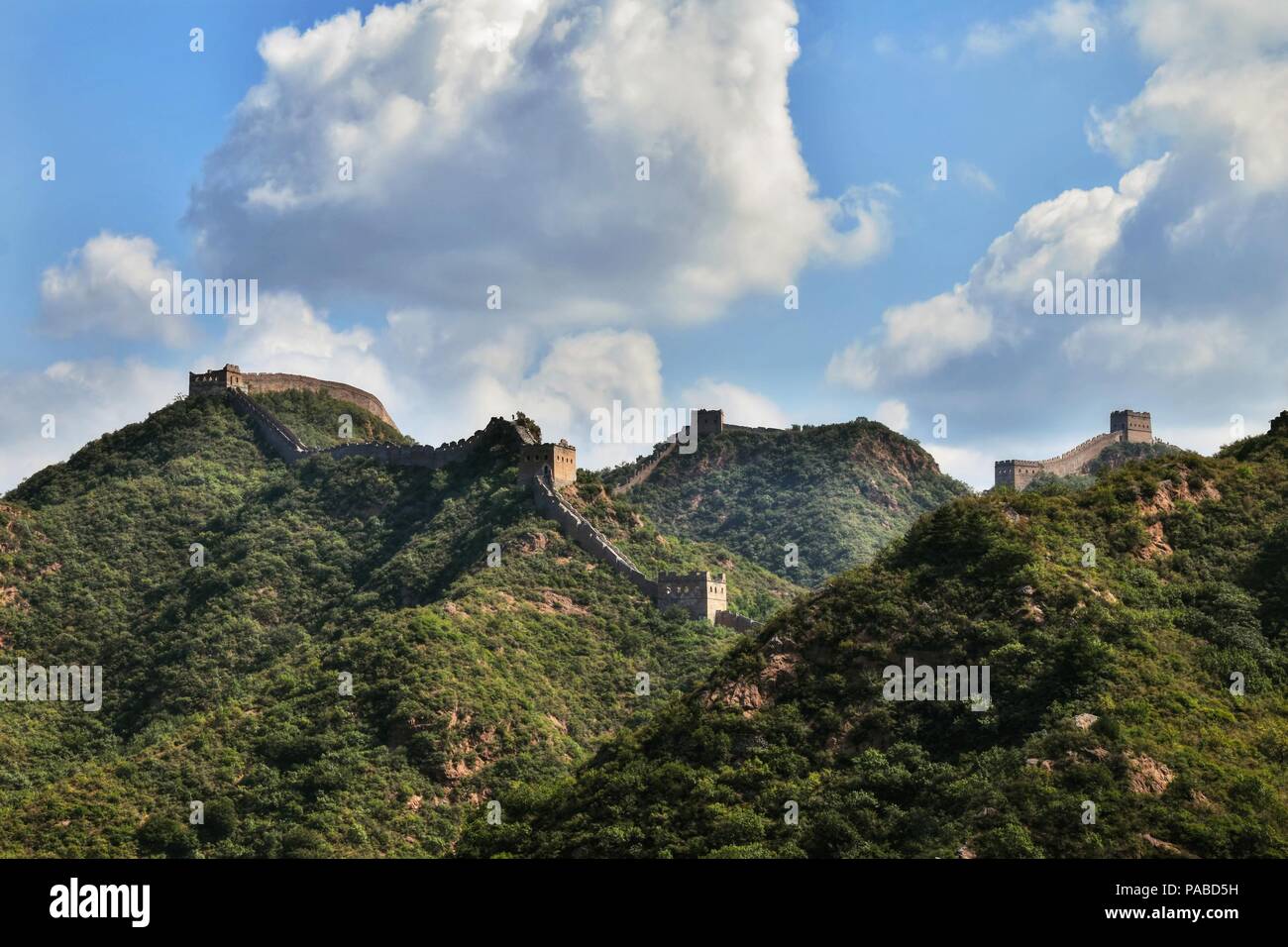 Die Chinesische Mauer und die Wachtürme, Abschnitt in der Nähe von Beijing. Stockfoto