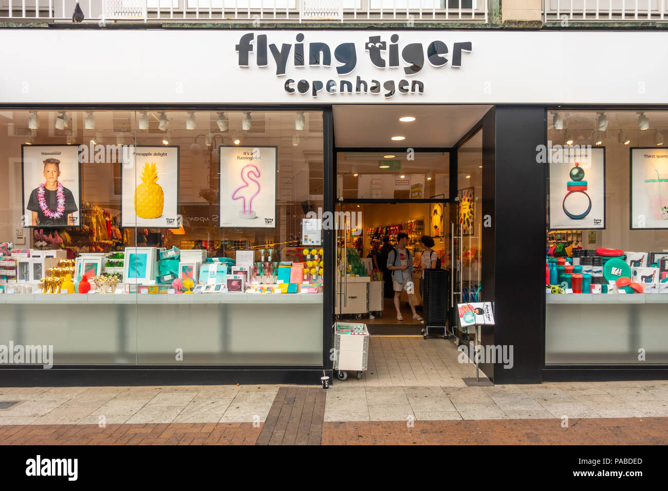 Eingang und Fenster Anzeige der Flying Tiger Kopenhagen shop in Kingston-upon-Thames, ein Geschäft, das hauptsächlich aus Kunststoff Neuheiten für zu Hause. Stockfoto
