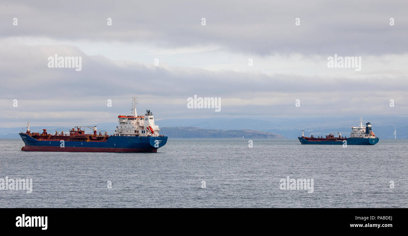 Zwei Öl- und Chemikalientanker, Patrona 1 von arren&Partner besessen, und Broström AB-Bro Nibe, vor Anker in der Firth of Clyde, Schottland. Stockfoto