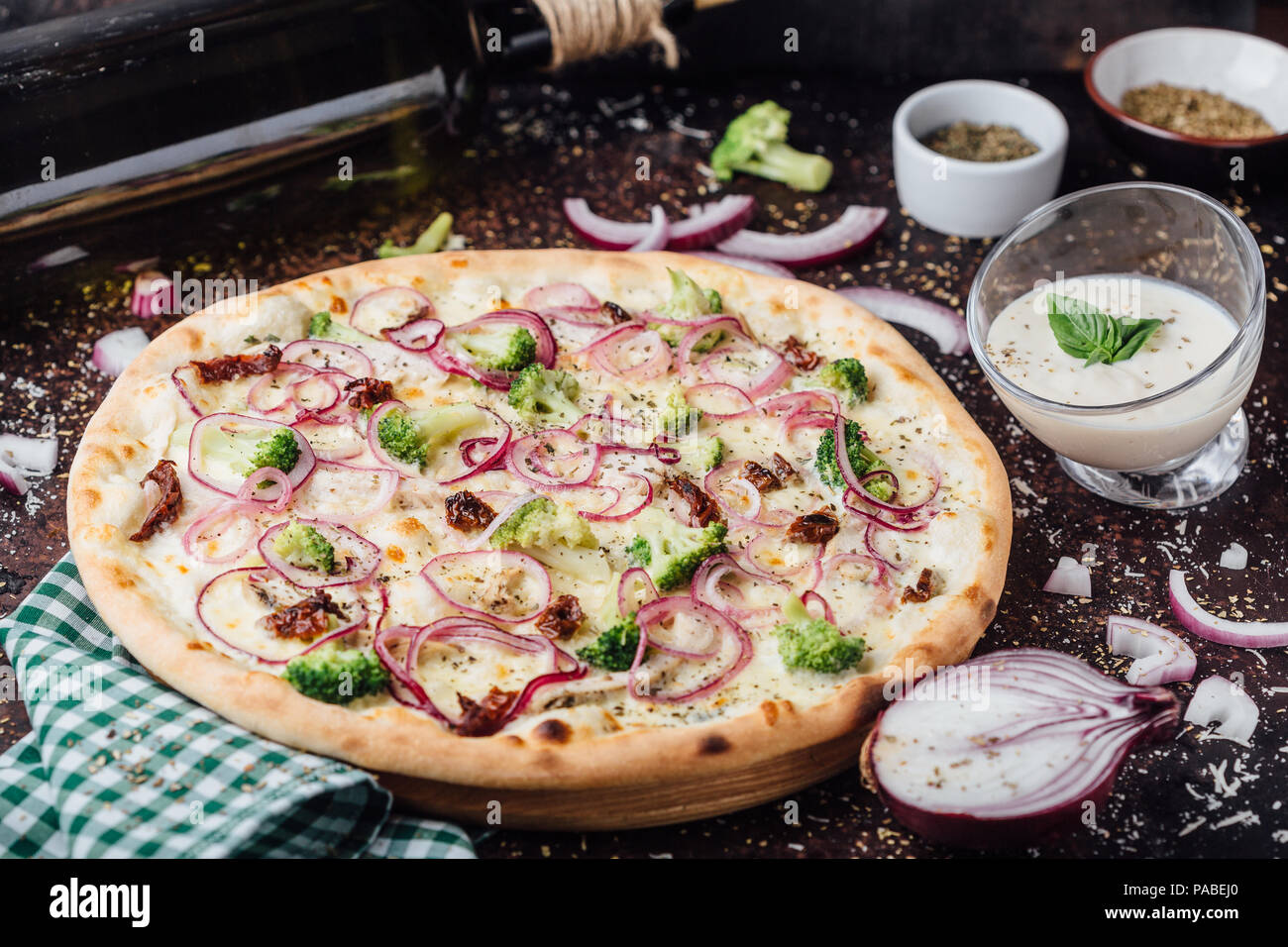 Brokkoli Pizza mit saurer Sahne Soße. Italienische Pizza ...