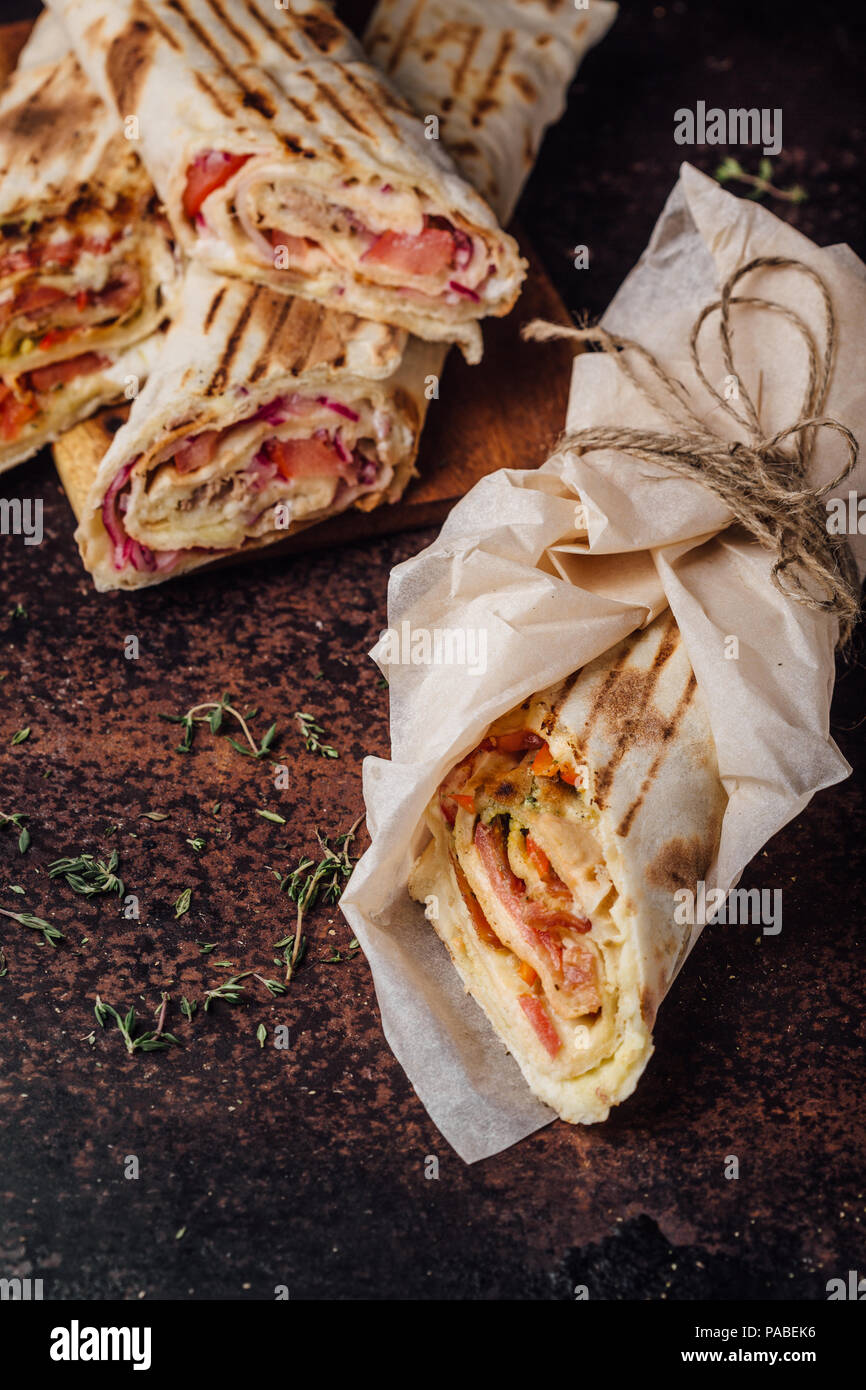 Shawarma Sandwich - eine frische Rolle von dünnen lavash, mit ...