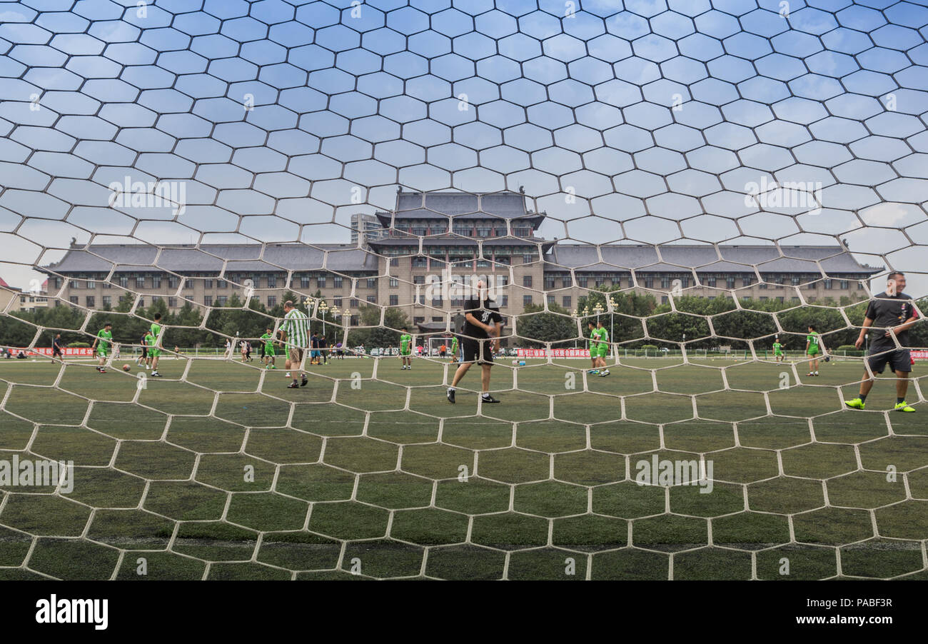 Studenten spielen Fußball in Harbin, China Stockfoto