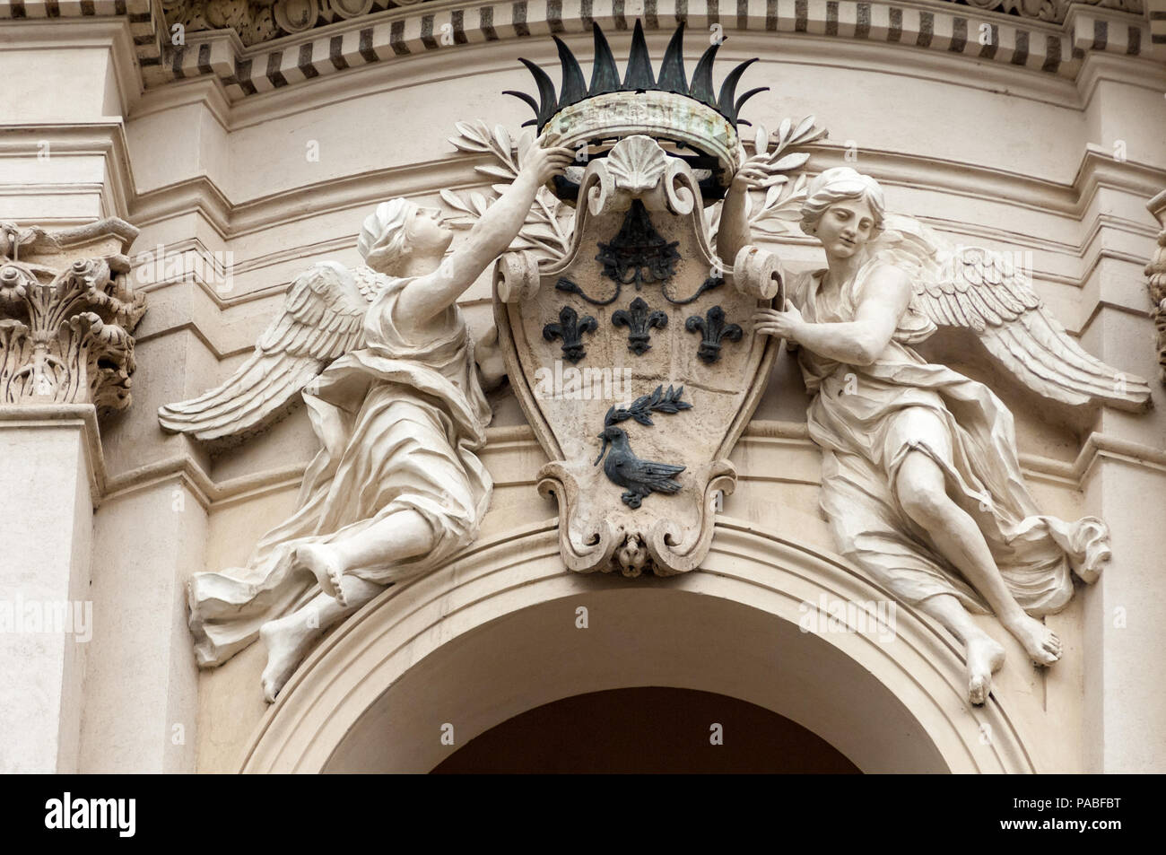 Engel flankieren den Pamphili Familienwappen auf einem der Türme des barocken Kirche Sant'Agnese in Agone, gegenüber der Piazza Navona in Rom Stockfoto