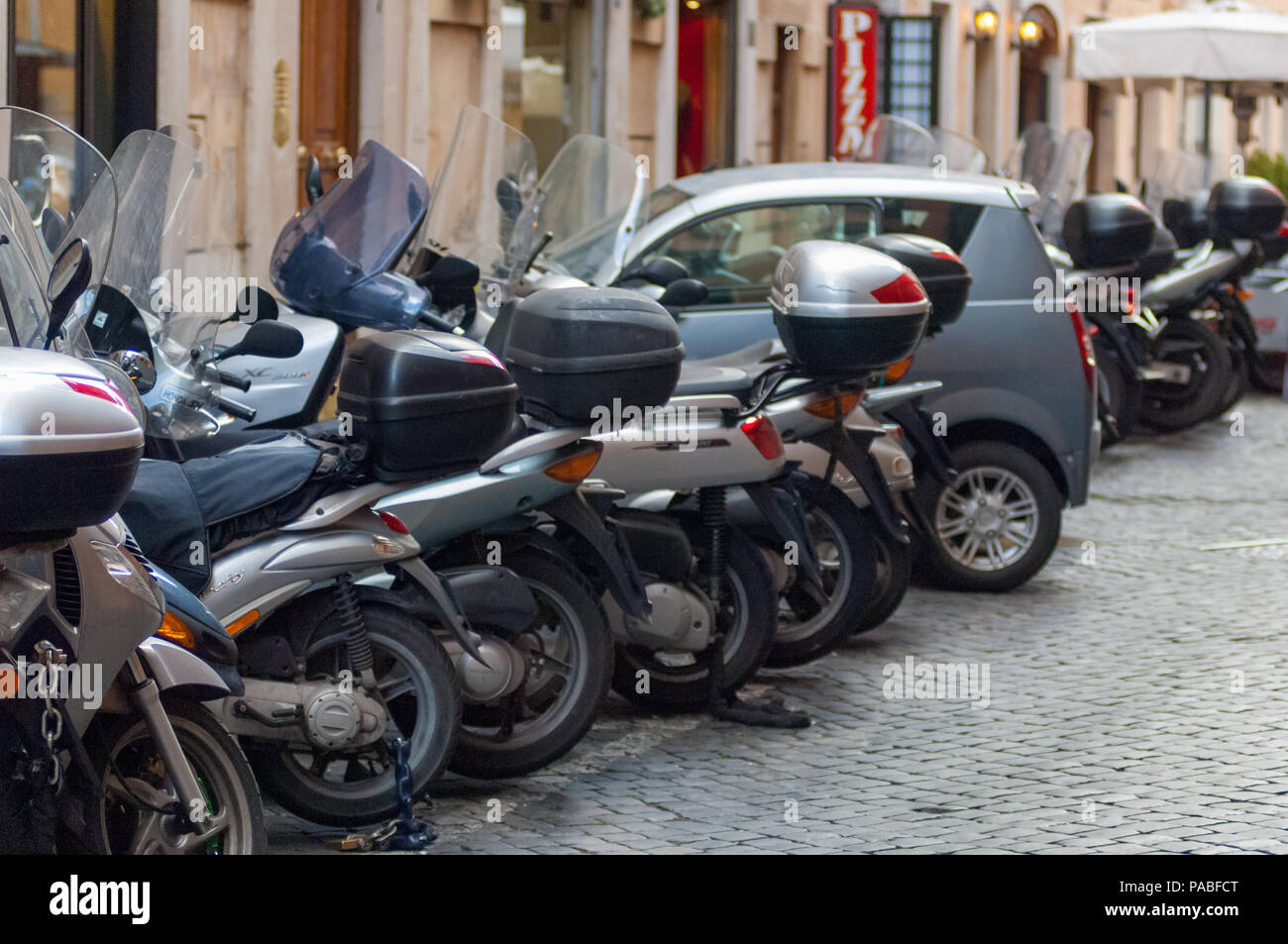 Roller Masse der Parkplätze in Rom, aber es gibt immer Raum für ein Axiom,  das kleine Auto einen Raum zu greifen Stockfotografie - Alamy