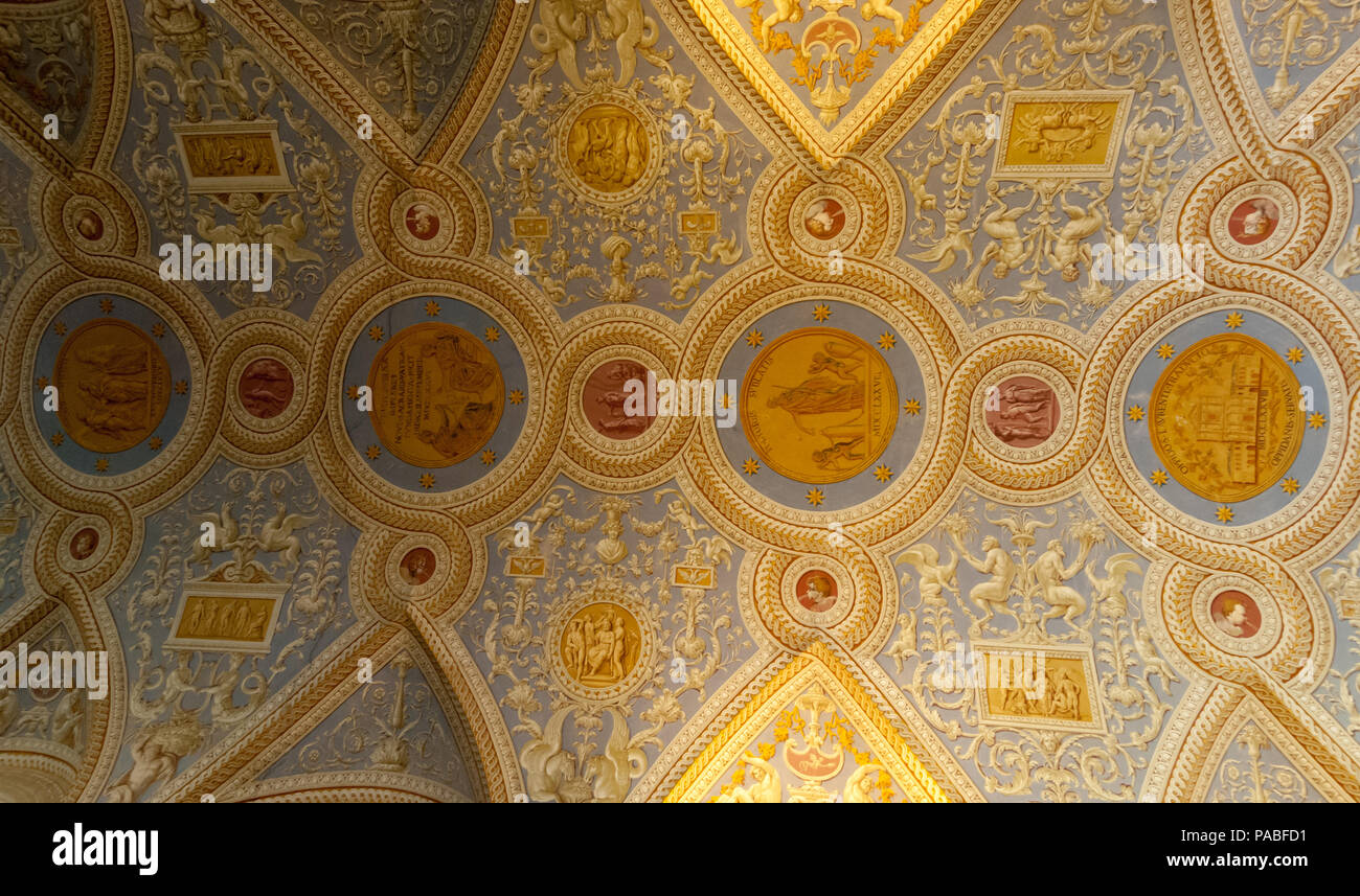 Ein Abschnitt des gewölbten Cristoforo Unterperger von der Decke in die Galerie der Statuen und die Halle der Büsten in den Vatikanischen Museen in Rom Stockfoto