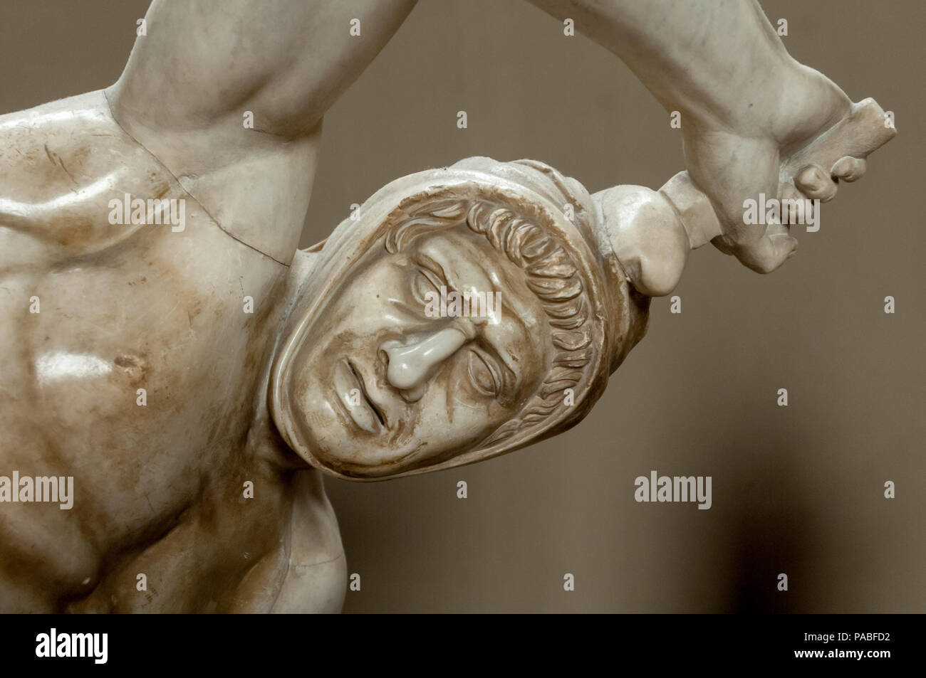 Detail einer Römischen Statue eines persischen Krieger verzweifelt versucht, sich von seiner griechischen Angreifern, die in den Vatikanischen Museen in Rom zu verteidigen. Stockfoto