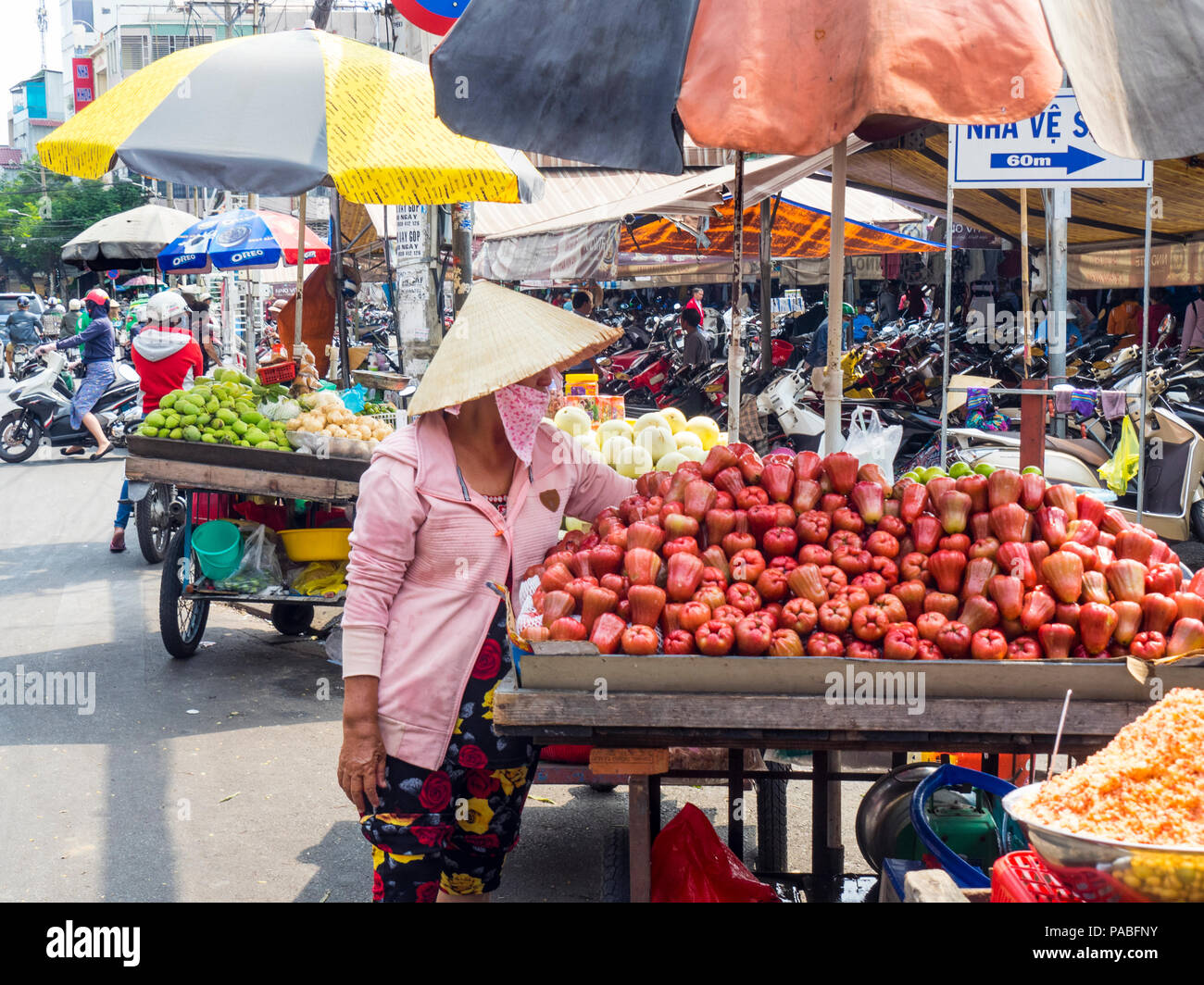 Straßenhändler, frisches Obst und Gemüse aus ihren Karren in Pham Van Hai Markt, Ho Chi Minh City, Vietnam. Stockfoto
