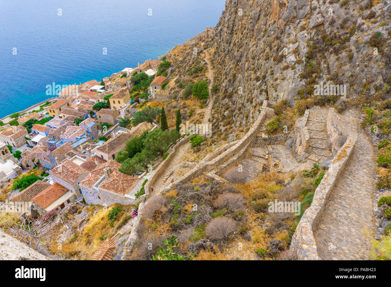 Luftaufnahme der Burg der Stadt von Monemvasia in Lakonien, Peloponnes, Griechenland Stockfoto