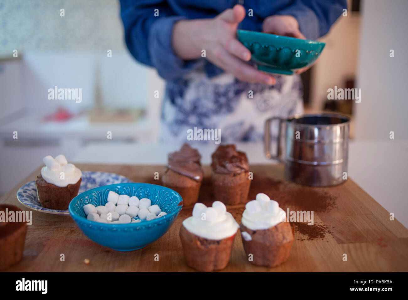 Feier Cupcakes, Schokolade Muffins auf den Tisch Stockfoto