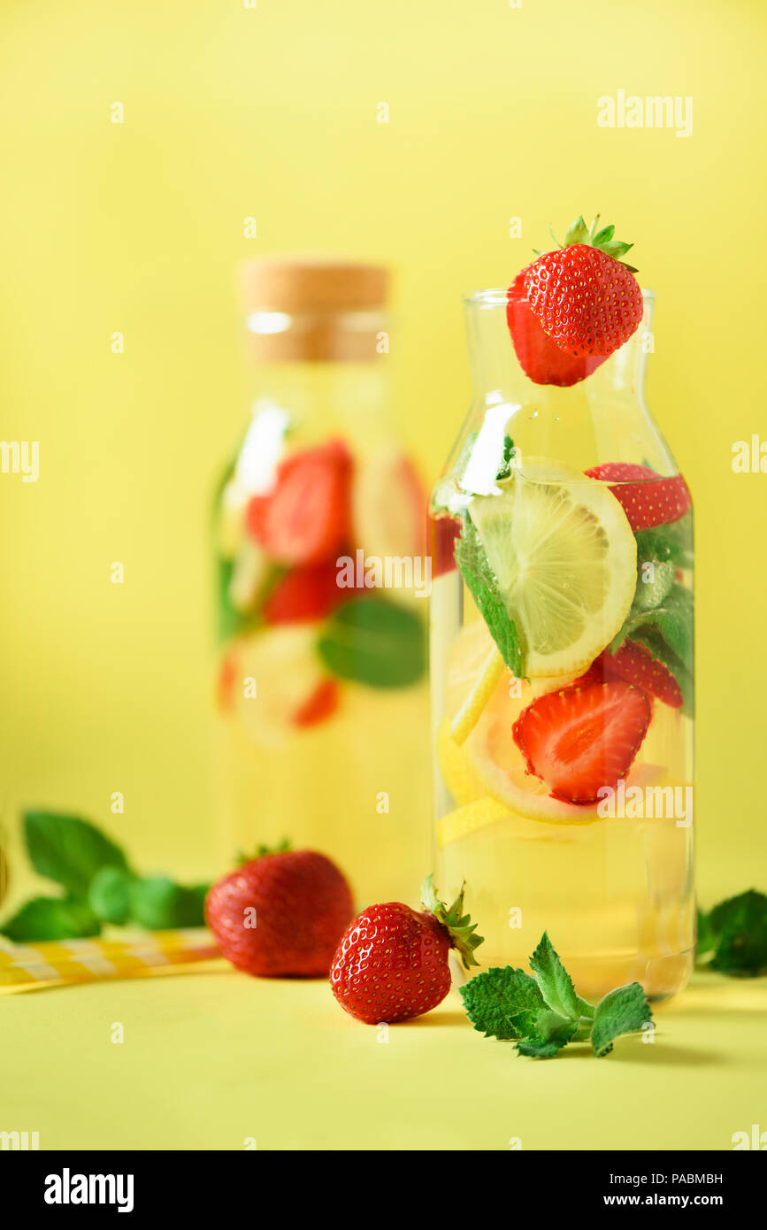 Frisches Obst Aromatisierte Wasser Mit Erdbeer Zitrone Minze Auf Gelben Hintergrund Sommer Trinken Konzept Kopieren Sie Platz Zitrusfruchte Infundiert Wasser Oder Limonade Stockfotografie Alamy