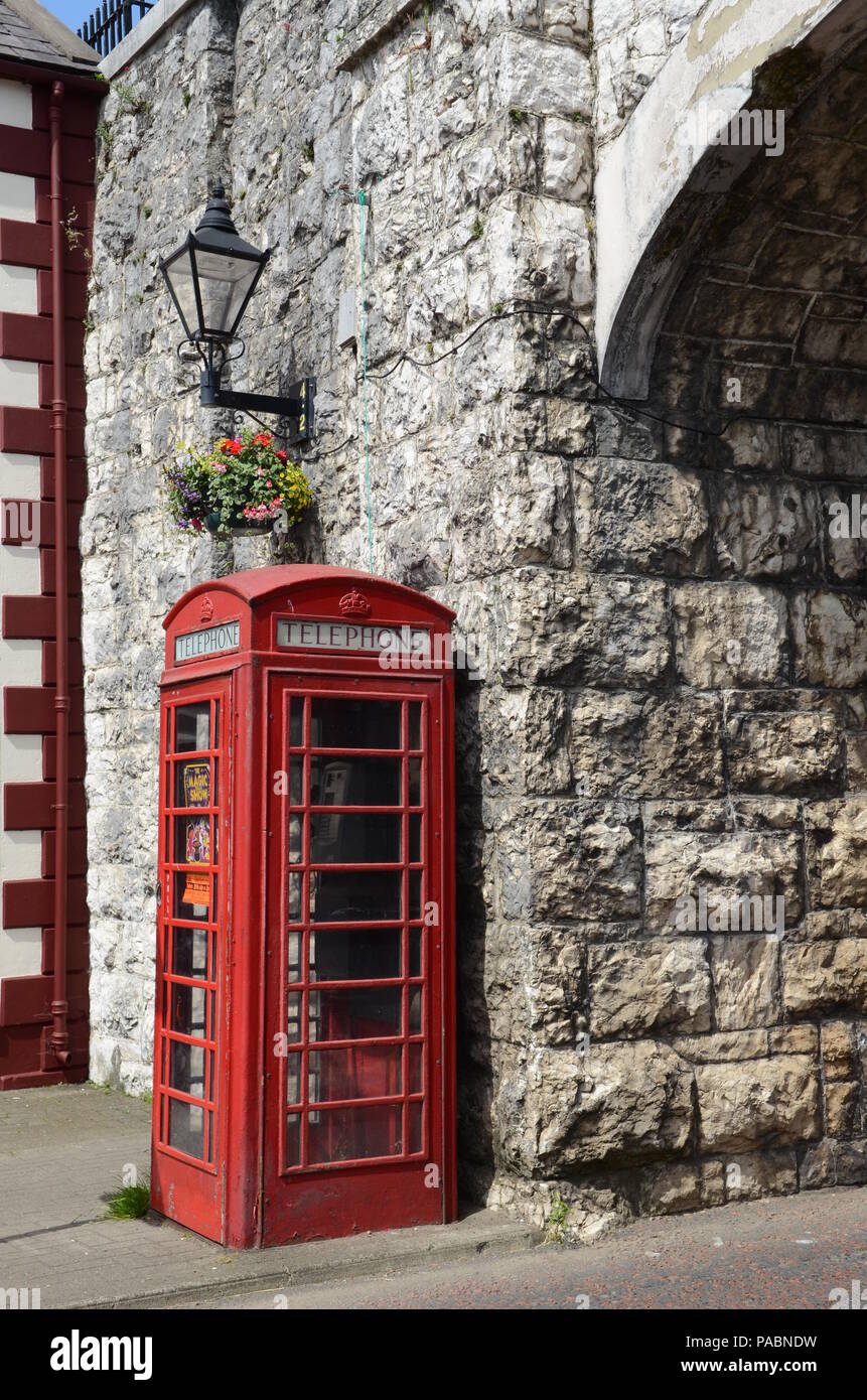 Classic British Telecom rote Telefonzelle Llanrwst County Antrim, Nordirland Stockfoto