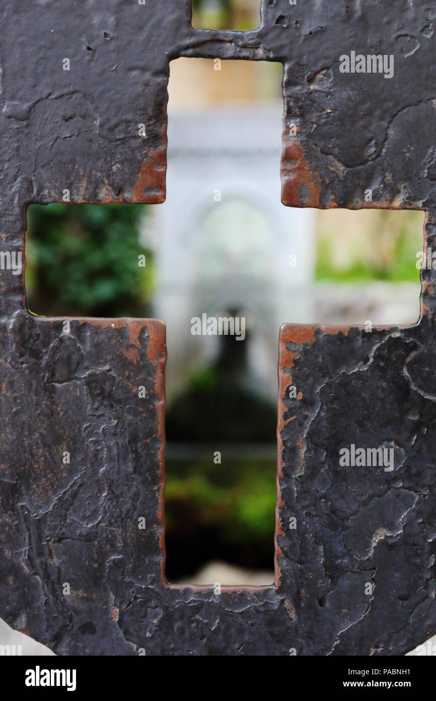 Detail auf der Straße des Ritters in der Altstadt von Rhodos, Griechenland; christliche Kreuz schmücken das eiserne Tor und ein türkischer Brunnen im Hof. Stockfoto