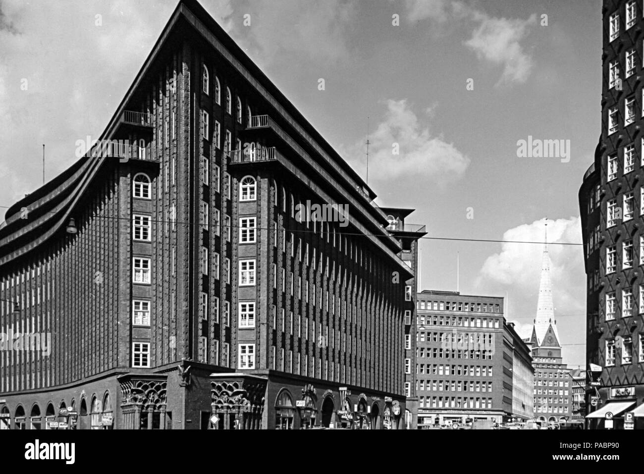 Schwarz-Weiß-Foto des Chilehaus oder Chile House, Hamburg, Deutschland, ein eckiger Backsteinexpressionismus Stil der 1920er Jahre von Fritz Hoger in den 1960er Jahren entworfen Stockfoto